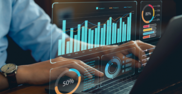 Uma pessoa trabalhando em um laptop com um gráfico na tela que indica a adoção de Business Intelligence.