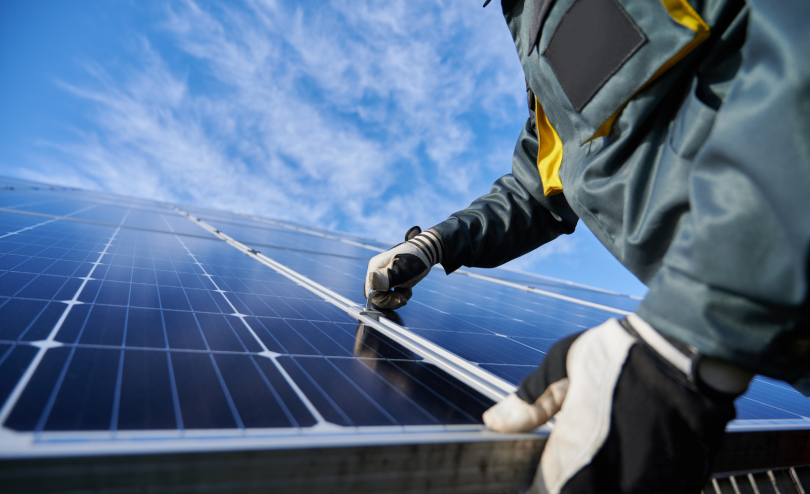 Um profissional do mercado de energia solar está trabalhando em um painel solar.