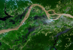 Uma vista aérea de um rio e de uma terra, representando sensoriamento remoto.
