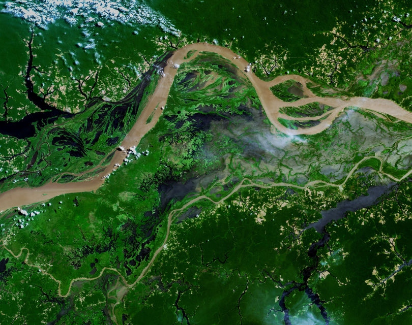 Uma vista aérea de um rio e de uma terra, representando sensoriamento remoto.