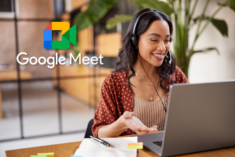 Uma mulher sentada em frente a um laptop com o logo do Google Meet ao lado.