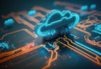 Nuvem flutuando em cima de uma placa de circuito, representando cloud computing e migração para a nuvem.