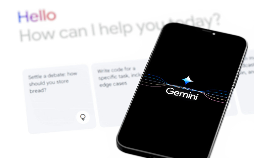 Celular com o logotipo da Google Gemini AI na frente de uma tela da Gemini A.I.
