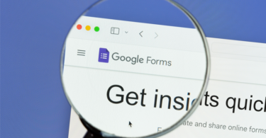 Um close de uma lupa em um site com destaque para a página do Google Forms.