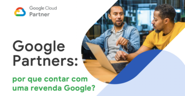 Dois homens sentados em frente a um laptop. Texto "Google Partner - Por que contar com uma revenda Google?"