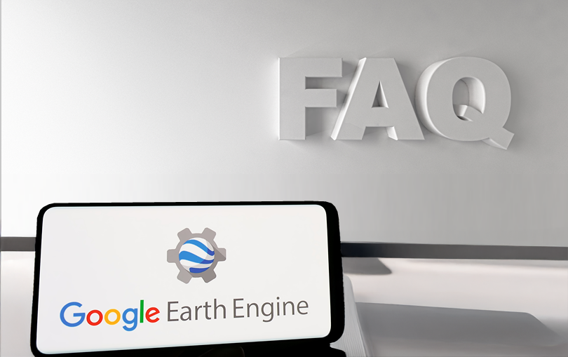 Tela de um celular com o logotipo do Google Earth Engine. Com escrita em relevo na parede branca, o fundo da imagem apresenta a sigla FAQ.